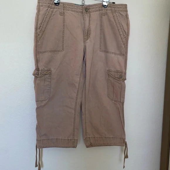 Levi’s Cropped Cargo Pants - Picture 1 of 6